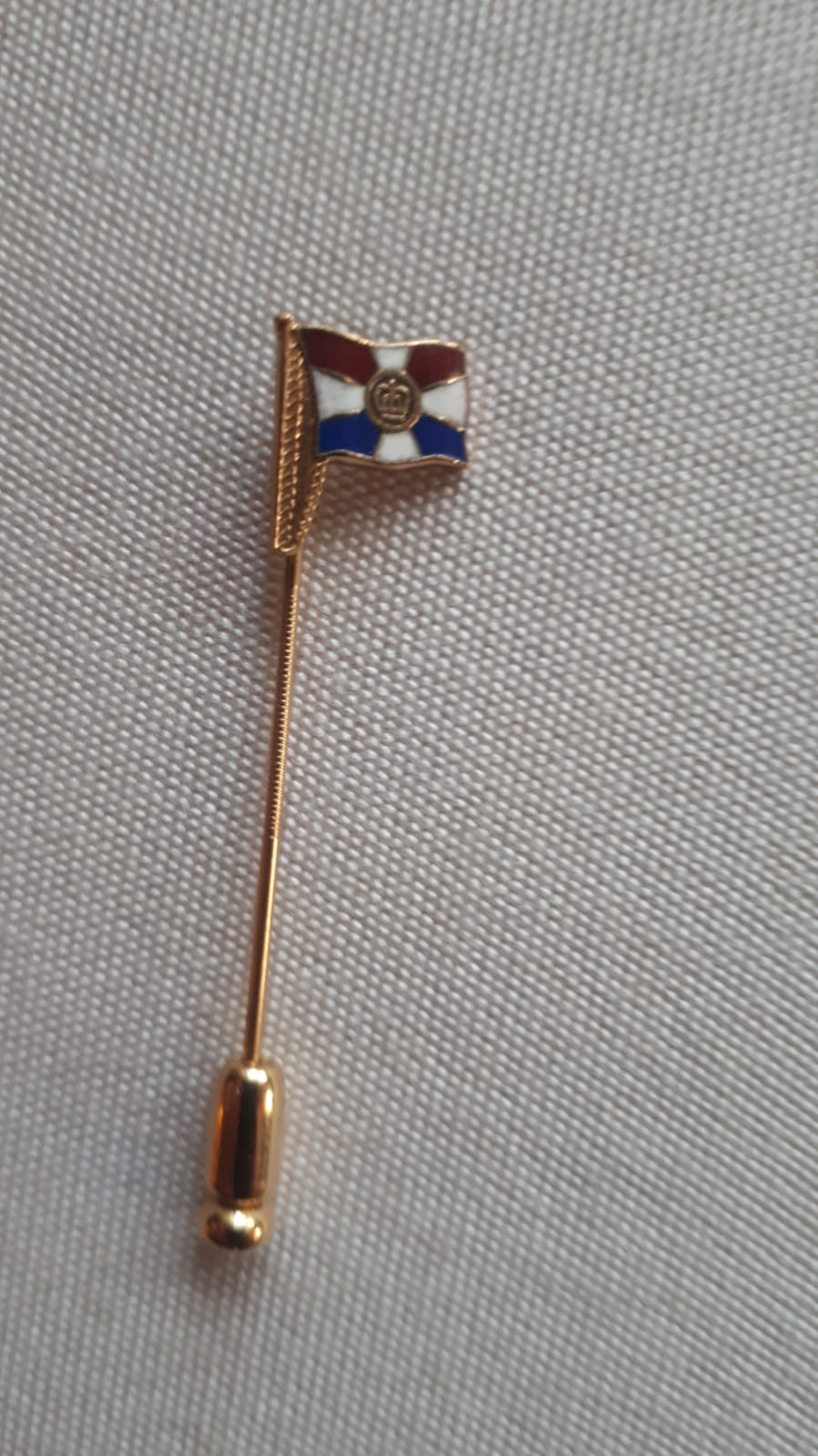 Pieter Klapwijk ontvangt de Gouden Verbondsspeld van het Watersportverbond