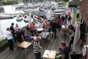 Maar gezellig rond het clubgebouw.....
